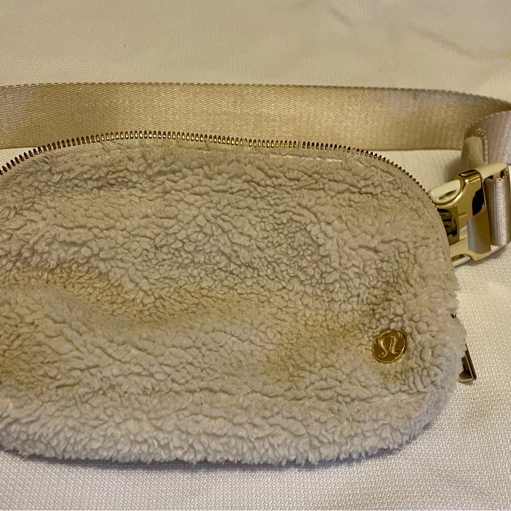Lululemon Everywhere Crossbody Bag in Cream Sherpa